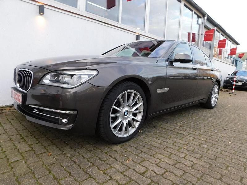 Braun Gebraucht 2014 BMW 750 Performance Limousine | 16.950 € (Guter Preis) - Bild 1/4