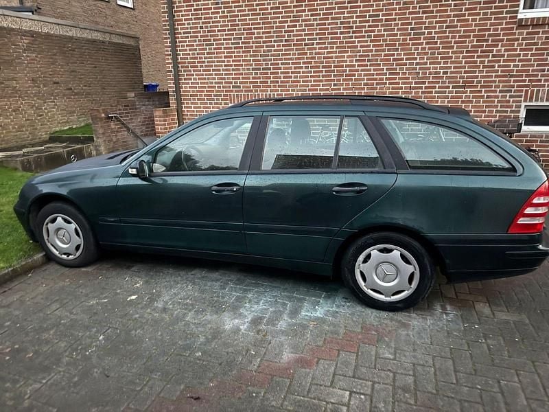 Grün Gebraucht 2001 Mercedes C200 Classic Kombi | 1.750 € (Guter Preis) - Bild 1/4
