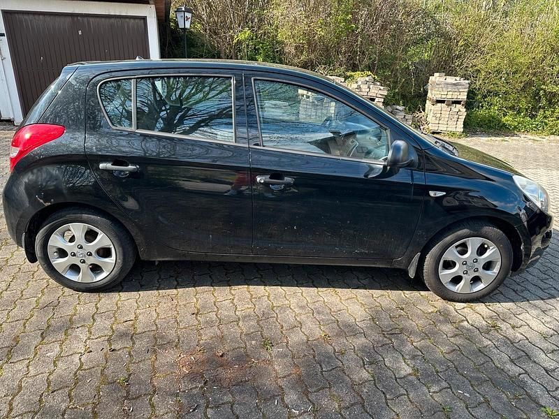 Gebraucht Hyundai i20 78 PS (57 kW) 2012 Schwarz Kleinwagen