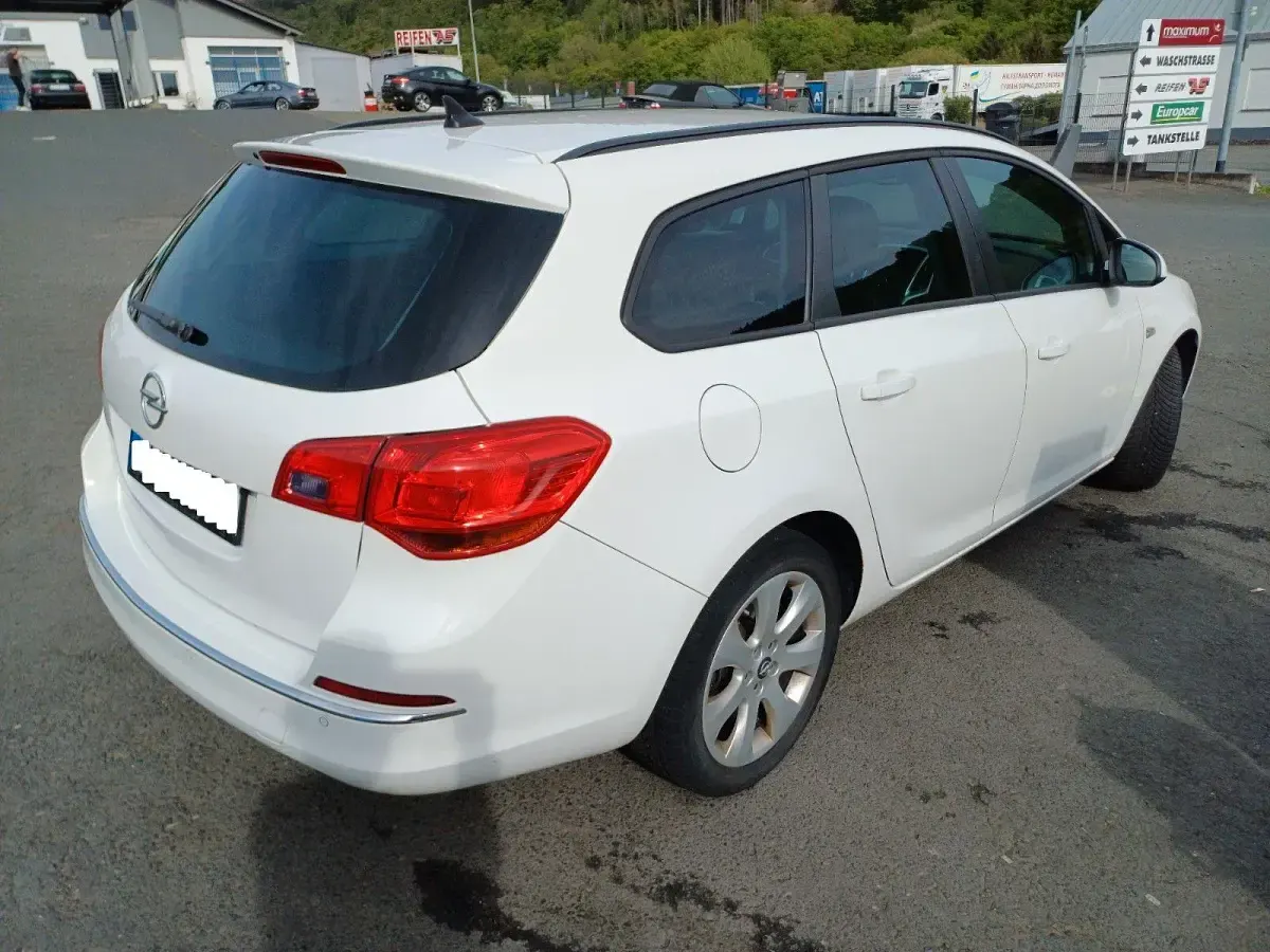Usado Opel Astra 140 HP (102 kW) 2015 Branco Carrinha