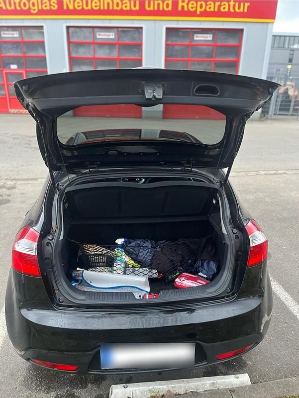 Gebraucht Kia Rio 74 PS (54 kW) 2014 Schwarz Kleinwagen