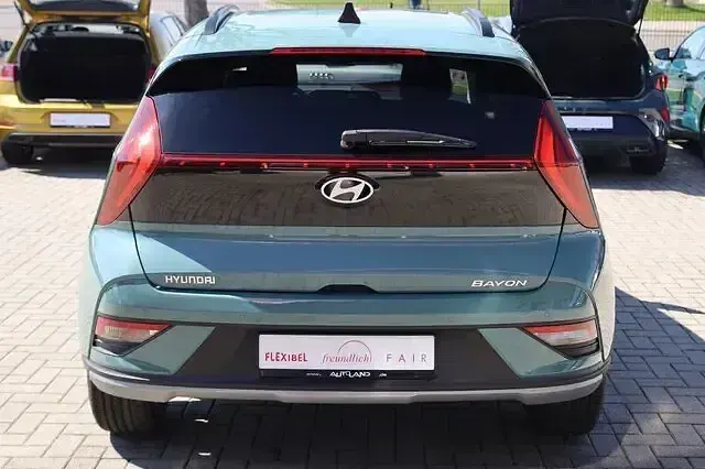 Neu Hyundai Bayon 101 PS (74 kW) 2025 Grün SUV