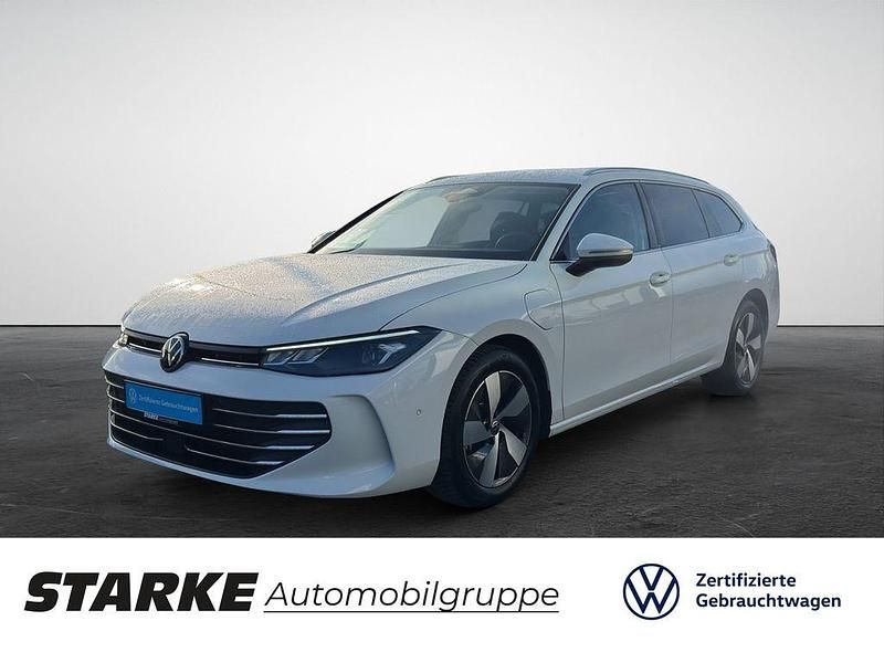 Weiß (pure white) Gebraucht 2024 VW Passat Business Kombi | 36.350 € (Fairer Preis) - Bild 1/4