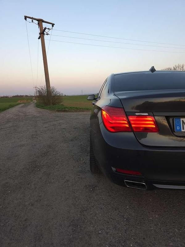 Gebraucht BMW 740 Sport Line 306 PS (225 kW) 2010 Grau Limousine