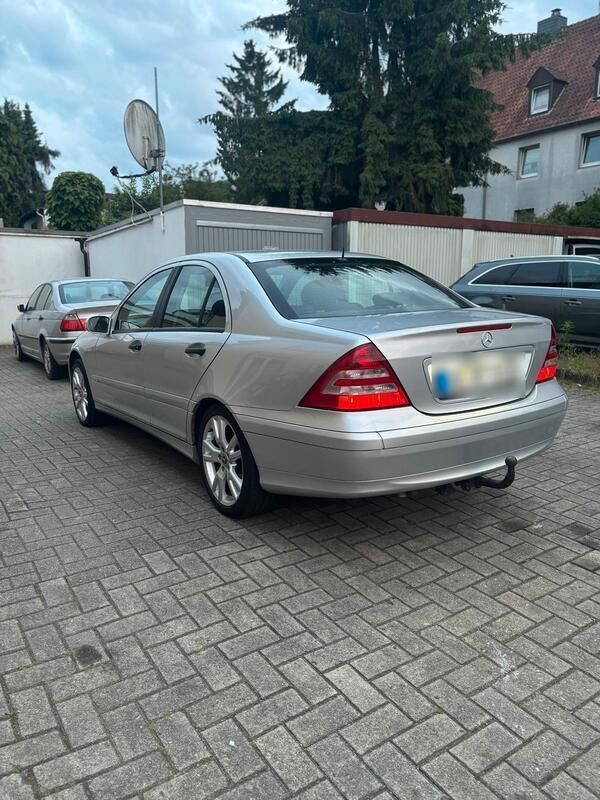 Silber Gebraucht 2006 Mercedes C200 Limousine | 2.700 € - Bild 1/4
