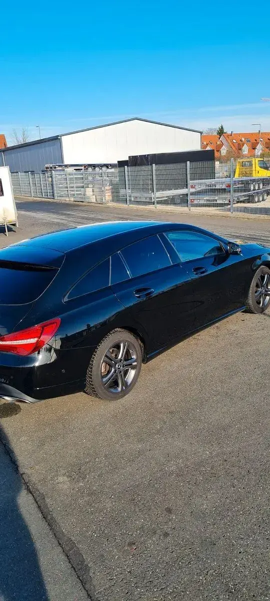 Gebraucht Mercedes CLA180 Shooting Brake 122 PS (89 kW) 2018 Schwarz Kombi