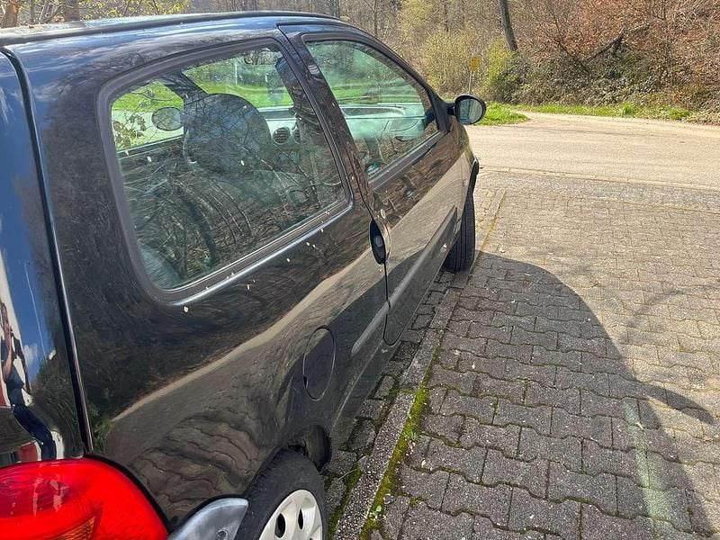 Second-hand Renault Twingo 58 CP (42 kW) 2006 Negru Hatchback