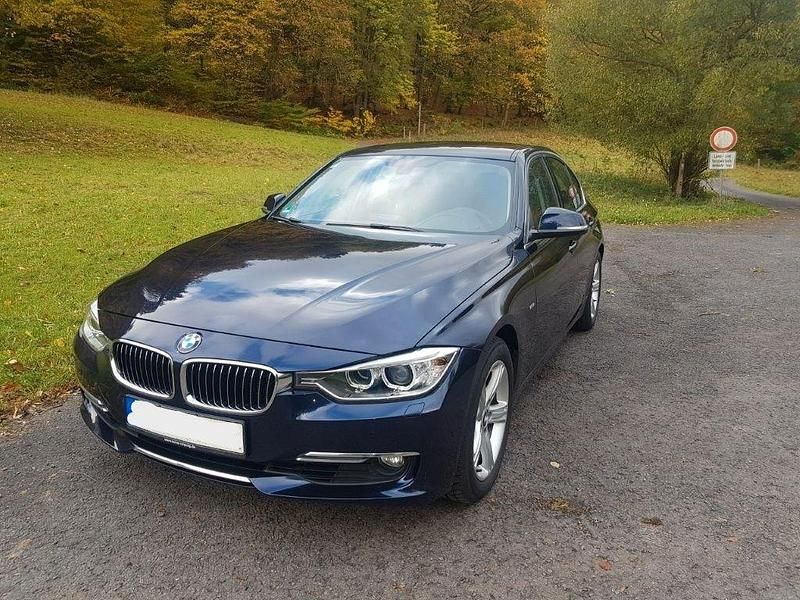 Blau Gebraucht 2013 BMW 320 Luxury Line Limousine | 12.990 € (Fairer Preis) - Bild 1/4