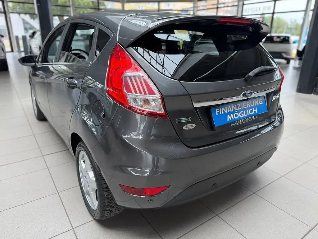Gebraucht Ford Fiesta Titanium 125 PS (91 kW) 2015 Grau Kleinwagen
