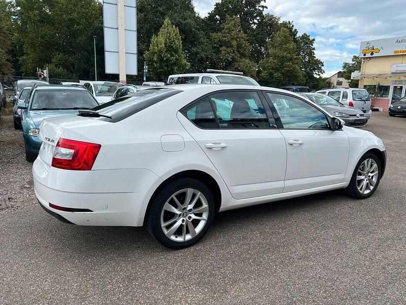 Weiß Gebraucht 2019 Skoda Octavia Limousine | 7.900 € (Etwas zu teuer) - Bild 1/4