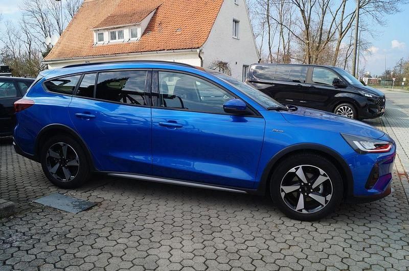 Usata Ford Focus Active 155 CV (114 kW) 2024 Blu Berlina