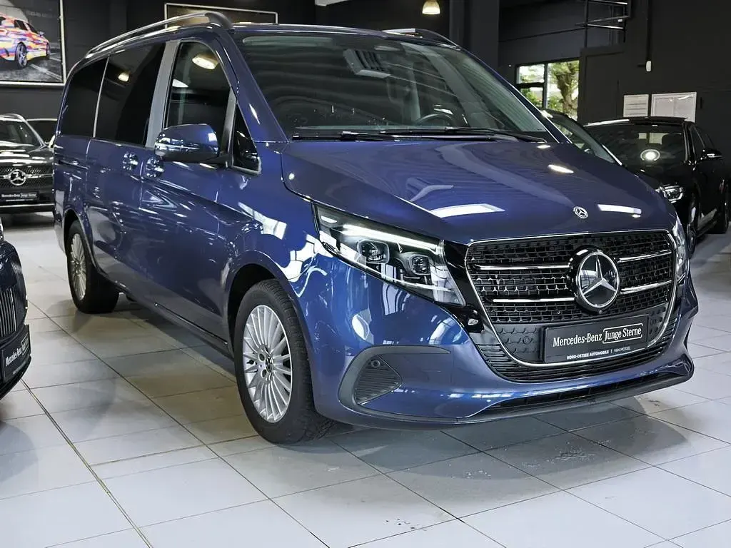 Gebraucht Mercedes V220 Style 163 PS (119 kW) 2024 Blau Van / Kleinbus