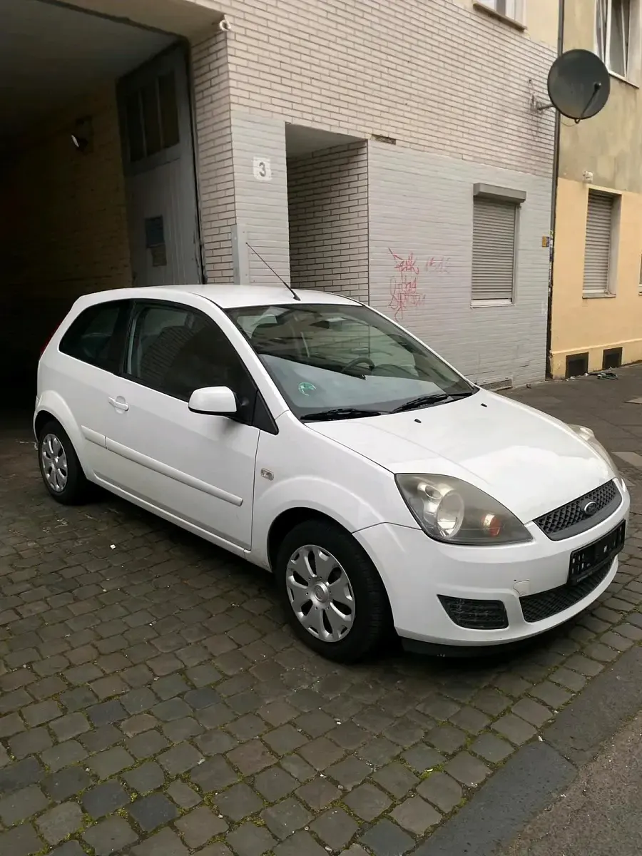 Usata Ford Fiesta 84 CV (61 kW) 2008 Bianco Utilitaria
