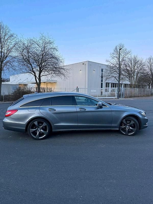 Grau Gebraucht 2014 Mercedes CLS350 Shooting Brake Kombi | 20.500 € (Fairer Preis) - Bild 1/4