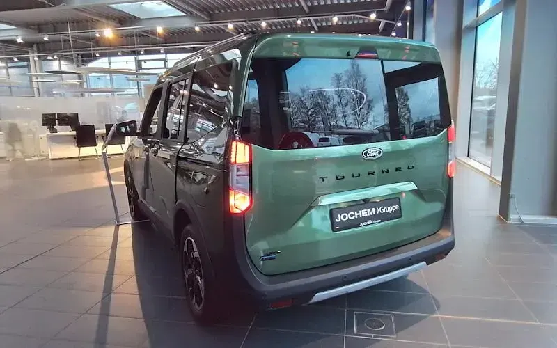 Neu Ford Tourneo Courier Active 100 kW (136 PS) 2025 Grün Van / Kleinbus