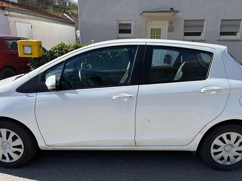 Gebraucht Toyota Yaris 69 PS (50 kW) 2016 Weiß Kleinwagen