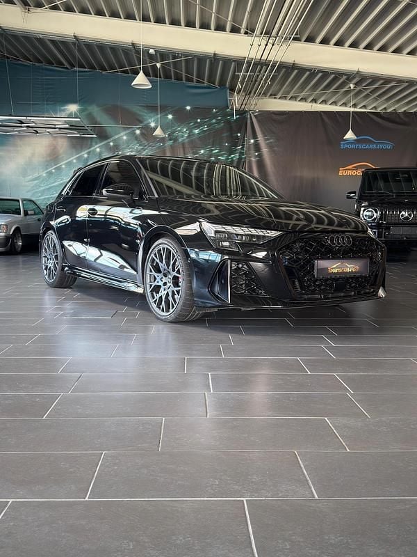 Mythosschwarz metallic Gebraucht 2025 Audi RS3 Comfort Kleinwagen | 63.500 € (Guter Preis) - Bild 1/4