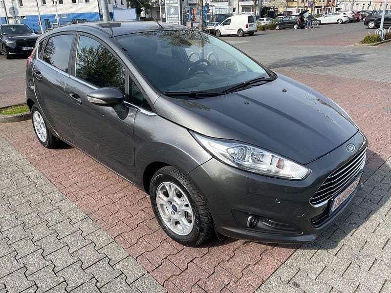Gebraucht Ford Fiesta Titanium 101 PS (74 kW) 2015 Grau Limousine