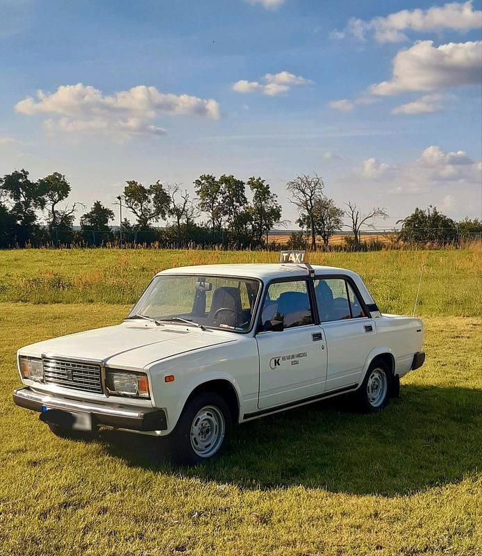 Second-hand Lada 2107 75 CP (55 kW) 1990 Alb Berlinǎ