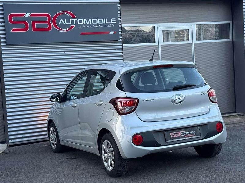 Gebraucht Hyundai i10 Trend 67 PS (49 kW) 2019 Silber Kleinwagen