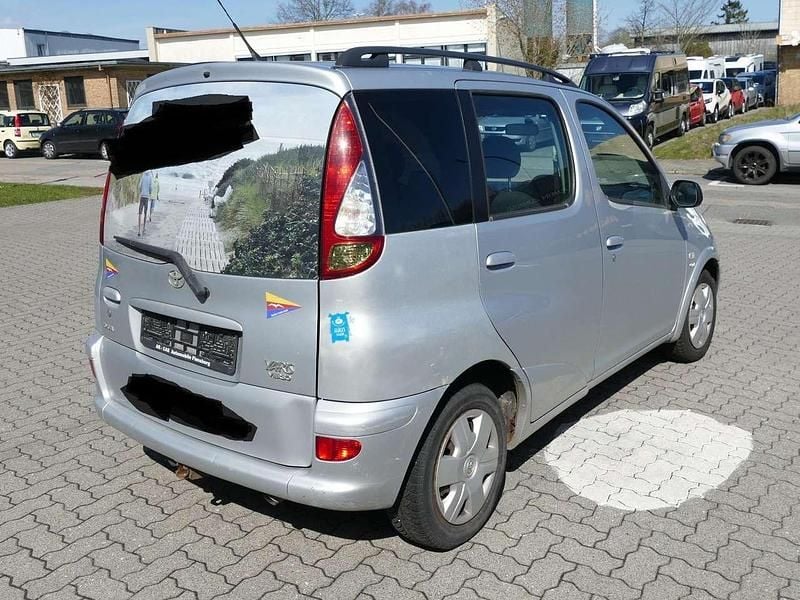Gebraucht Toyota Yaris Verso 84 PS (61 kW) 2004 Silber Van / Kleinbus
