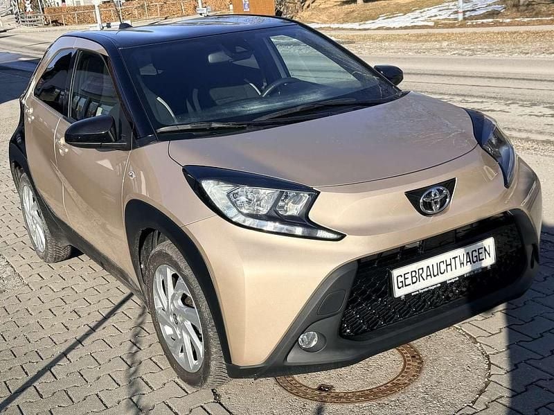 Gebraucht Toyota Aygo Pulse 72 PS (52 kW) 2022 Ginger beige (4u9)/ black Kleinwagen