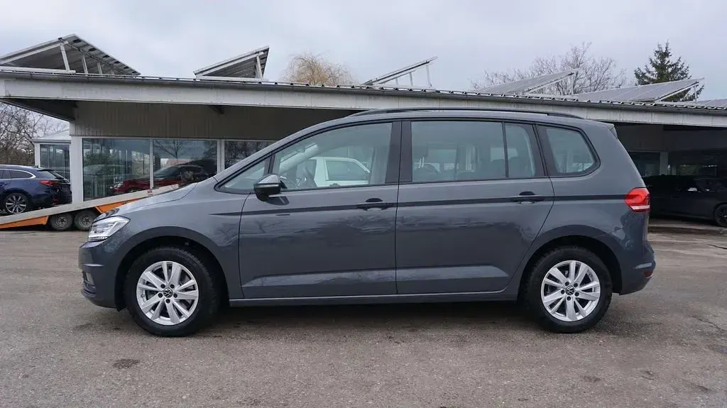 Gebraucht VW Touran Comfortline 122 PS (89 kW) 2024 Delfingrau metallic Van / Kleinbus