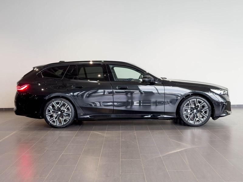 Black sapphire metallic (schwarz) Neu 2026 BMW i5 M Sport Kombi | 67.990 € (Superpreis) - Bild 1/4