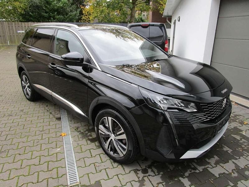 Schwarz perla nera/metallic Gebraucht 2024 Peugeot 5008 Allure Van / Kleinbus | 24.390 € (Superpreis) - Bild 1/4