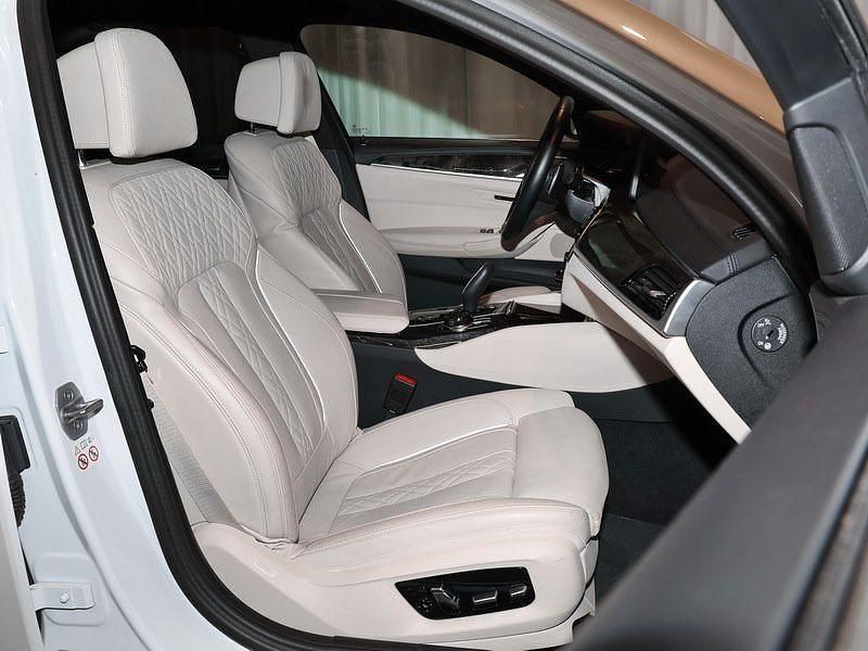 Gebraucht BMW 545e Luxury Line 394 PS (289 kW) 2023 Mineralweiss metallic Limousine