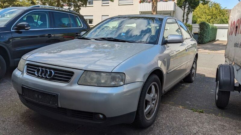 Silber Gebraucht 2002 Audi A3 Ambiente Limousine | 930 € (Superpreis) - Bild 1/4