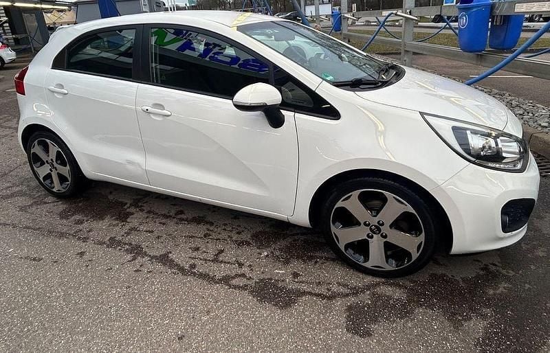 Gebraucht Kia Rio DREAM-TEAM Edition 109 PS (80 kW) 2012 Weiß Limousine