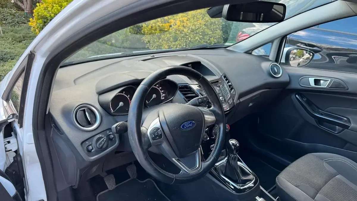 Gebraucht Ford Fiesta Titanium 101 PS (74 kW) 2017 Weiß Kleinwagen