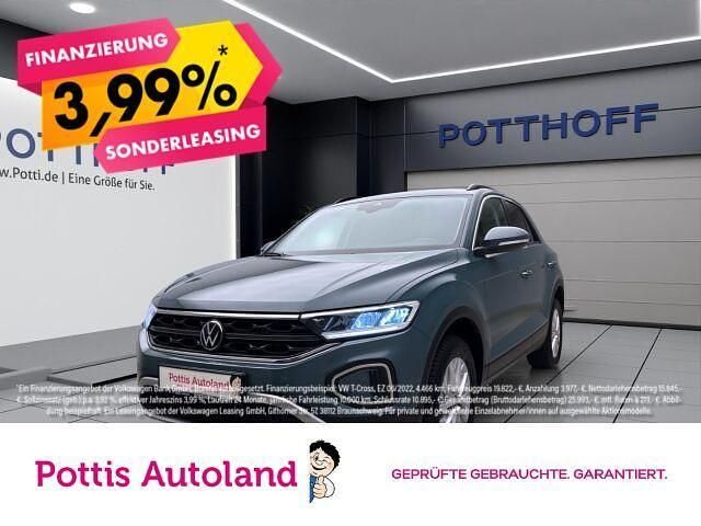 Blau Gebraucht 2024 VW T-Roc Life SUV | 21.997 € (Guter Preis) - Bild 1/4
