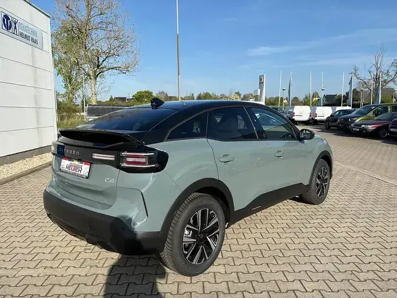 Neu Citroën C4 145 PS (106 kW) 2026 Manhattan grün SUV