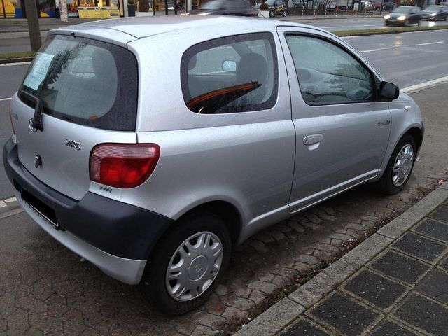 Gebraucht Toyota Yaris 92 PS (67 kW) 2001 Silber metallic Kleinwagen