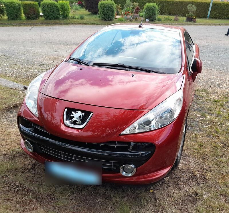 Rot Gebraucht 2008 Peugeot 207 CC Platinum Cabrio | 1.650 € - Bild 1/4