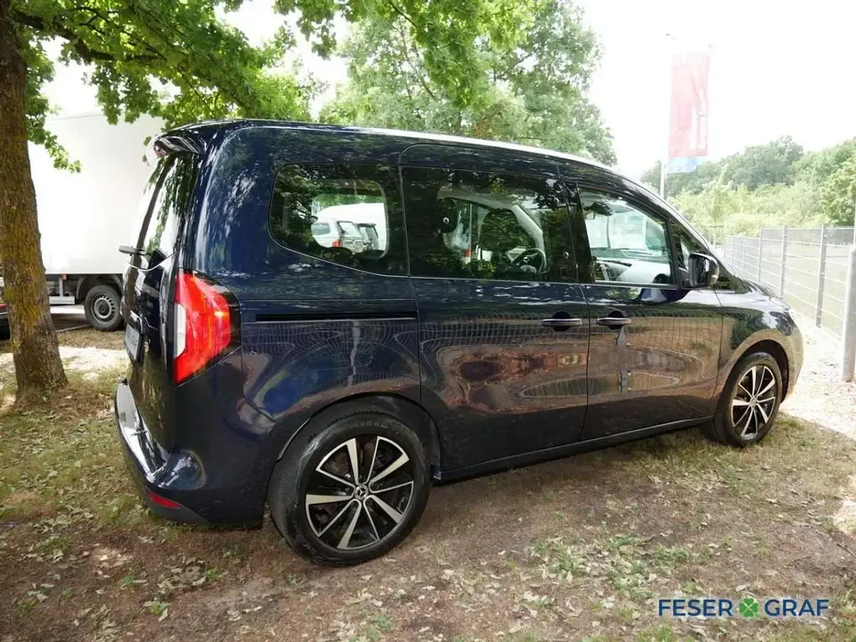 Gebraucht Mercedes T180 116 PS (85 kW) 2024 Blau Van / Kleinbus