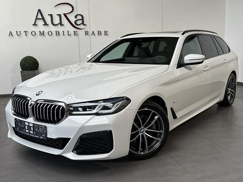 Weiß Gebraucht 2022 BMW 520 M Sport Kombi | 38.748 € (Teuer) - Bild 1/4