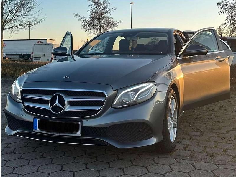 Grau Gebraucht 2017 Mercedes 220 Limousine | 25.250 € (Fairer Preis) - Bild 1/4