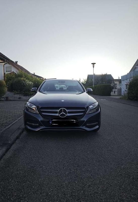 Grau Gebraucht 2015 Mercedes C180 Limousine | 13.600 € (Fairer Preis) - Bild 1/4