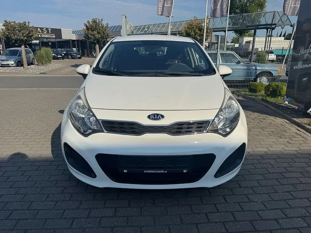 Używany Kia Rio 86 KM (63 kW) 2014 Biały Sedan/Limuzyna