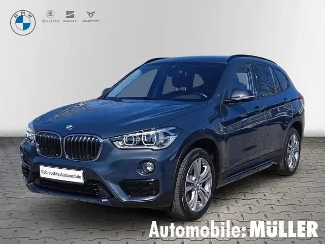Atlantikgrau metallic Gebraucht 2019 BMW X1 Sport Line SUV | 26.350 € (Fairer Preis) - Bild 1/4