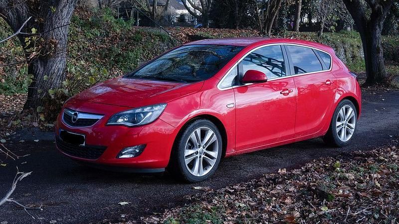 Rot Gebraucht 2010 Opel Astra Edition Limousine | 3.950 € (Guter Preis) - Bild 1/4