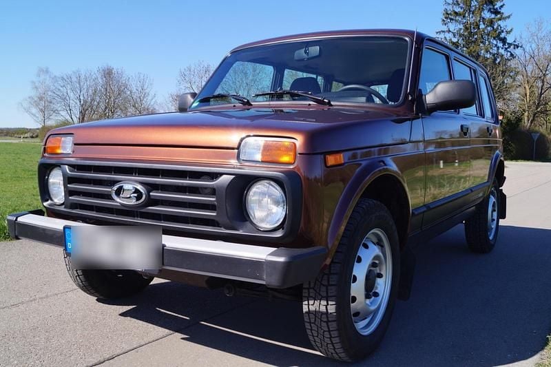 Braun Gebraucht 2018 Lada niva SUV | 14.500 € (Teuer) - Bild 1/4