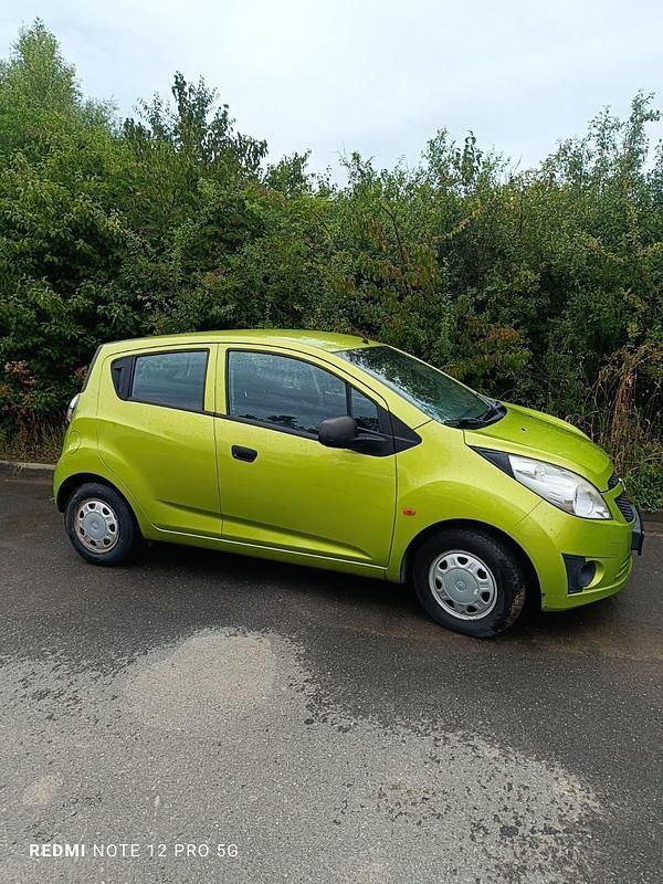 Grün Gebraucht 2010 Chevrolet Spark Kleinwagen | 2.299 € (Fairer Preis) - Bild 1/4