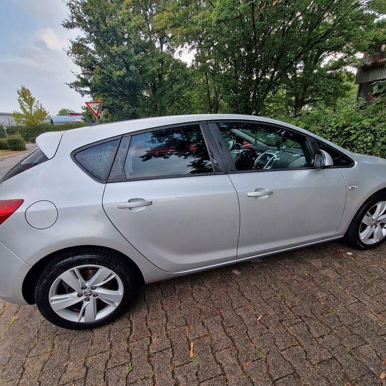 Silber Gebraucht 2014 Opel Astra Style Limousine | 6.300 € (Fairer Preis) - Bild 1/4