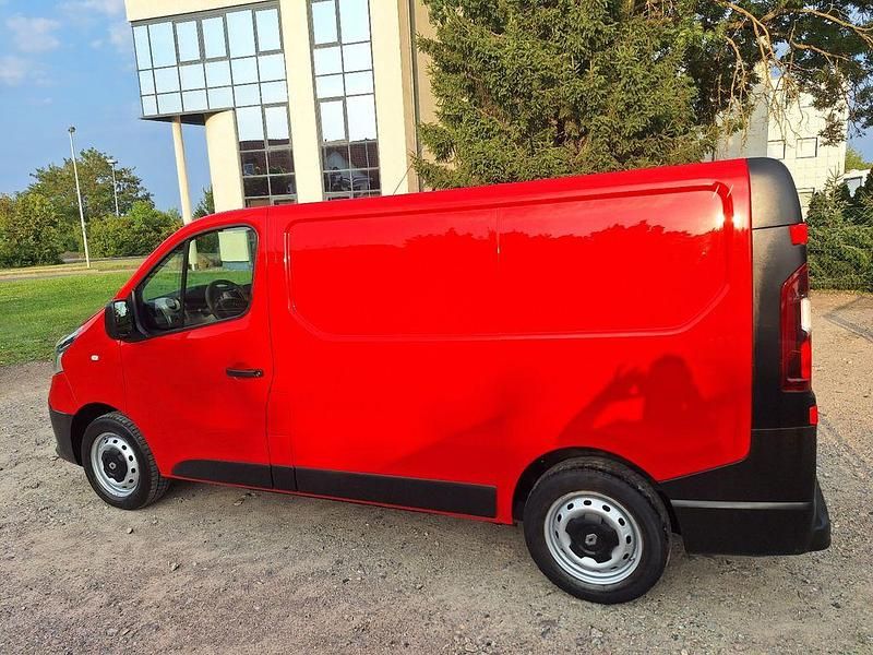 Gebraucht Renault Trafic 90 PS (66 kW) 2016 Rot Van / Kleinbus