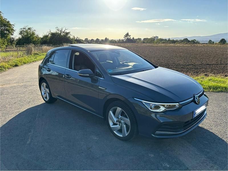 Grau Gebraucht 2022 VW Golf VIII Style Limousine | 24.500 € (Superpreis) - Bild 1/4