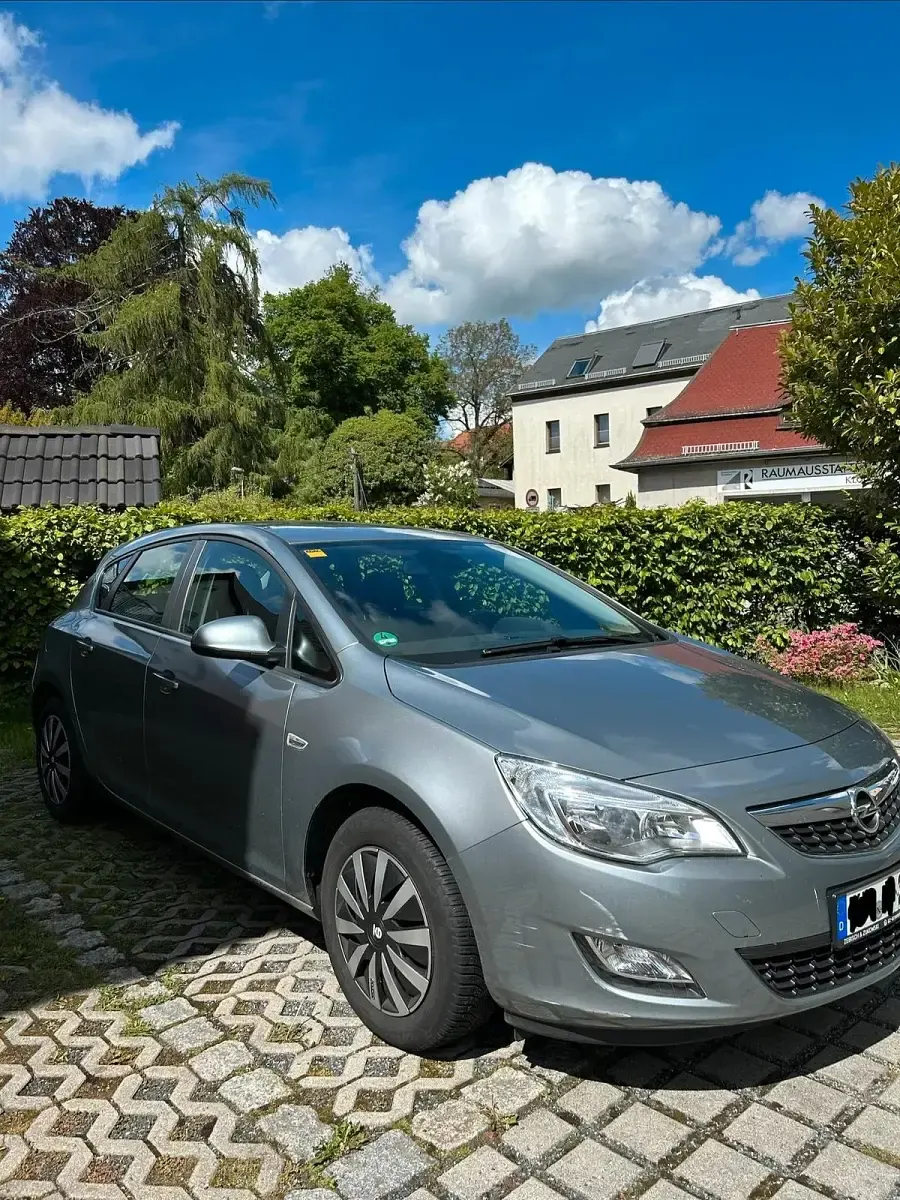 Gebraucht Opel Astra 101 PS (74 kW) 2012 Grau Limousine